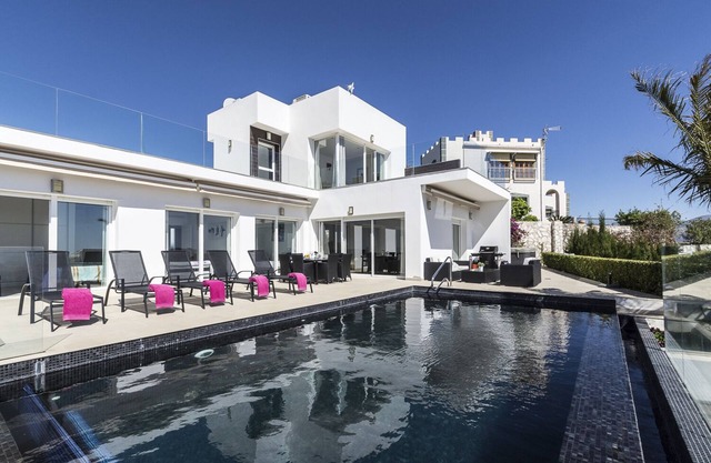 Villa Blanca avec piscine privée est chaufée + jacuzzi