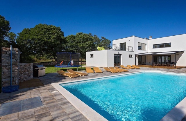 Villa moderne avec grande piscine dans un endroit calme en Istrie