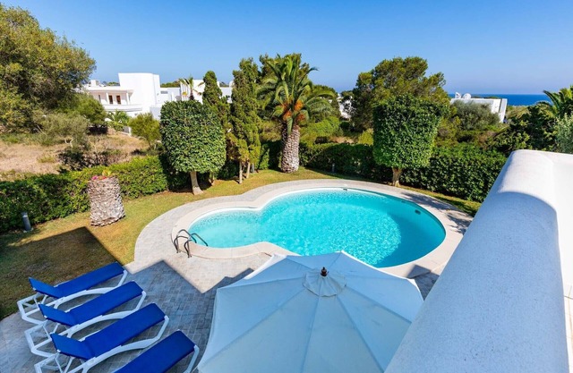 Villa moderne avec piscine privée, située meeresnah, grand jardin