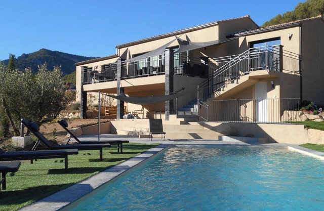 Villa moderne avec piscine privée au milieu des collines en Drôme Provençale sud