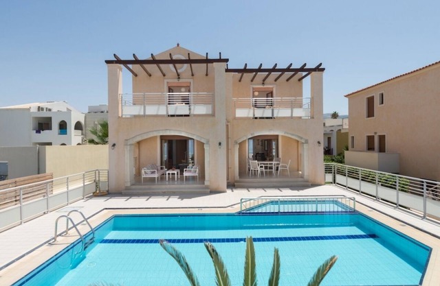 Villa moderne avec piscine privée et vue imprenable sur la mer et à seulement 100 mètres de la plage!