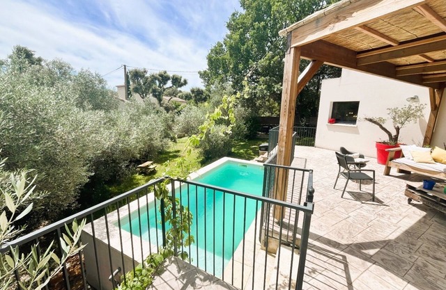 Villa moderne arborée avec piscine