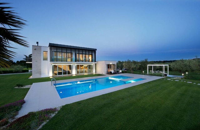Villa moderne avec piscine entourée de verdure