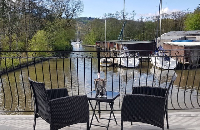 Remise à bateaux moderne au bord de l'eau avec magnifique balcon sur la marina de Windermere