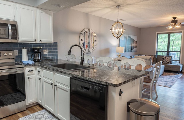 Modern Walk-In Lakefront Condo, Sleeps 8. Ticket Deals and close to Silver Dollar City!