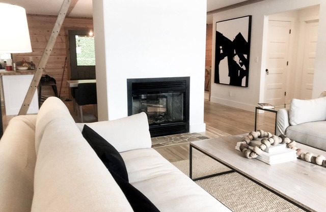 Cabane moderne en bois rond au bord du lac Lewis-Smith, AL