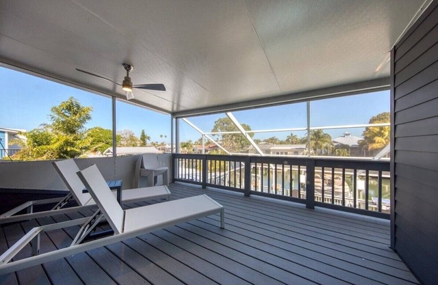 Modern Waterfront Pool Home close to TPA, Downtown Tampa and Beaches