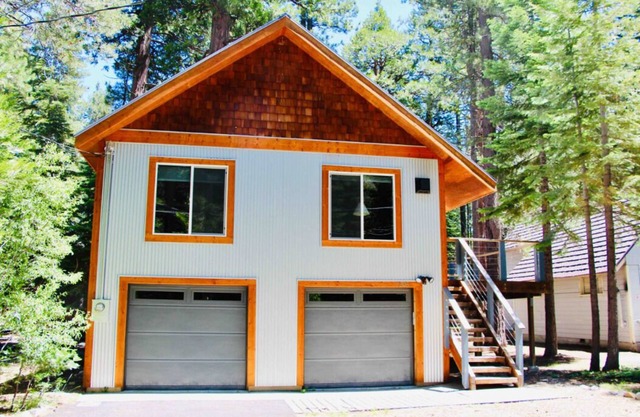 Modern West Shore Chalet - Promenade à la plage