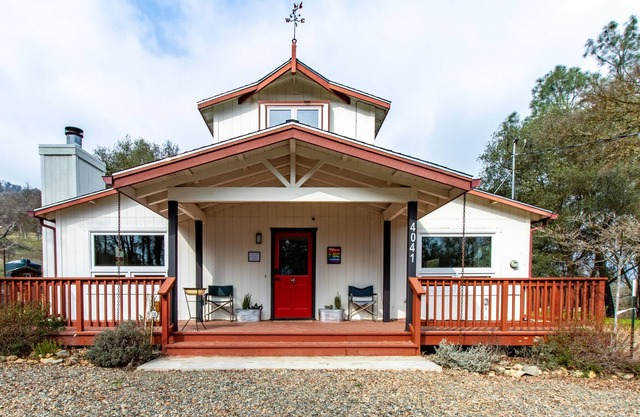 Modern Yosemite Barn with views, hot tub, and chefs kitchen
