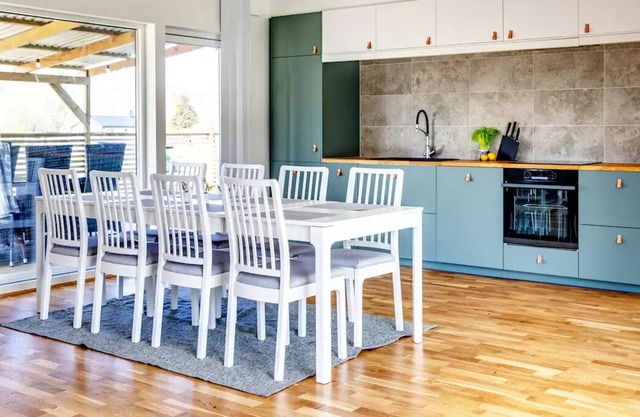 Moderna Villa med Privat Bubbelpool och Stor Trädgård