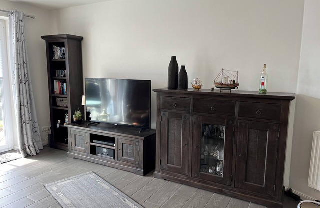 Moderne, Großzügig Geschnittene Ferienwohnung mit Terrasse in Ruhiger Lage
