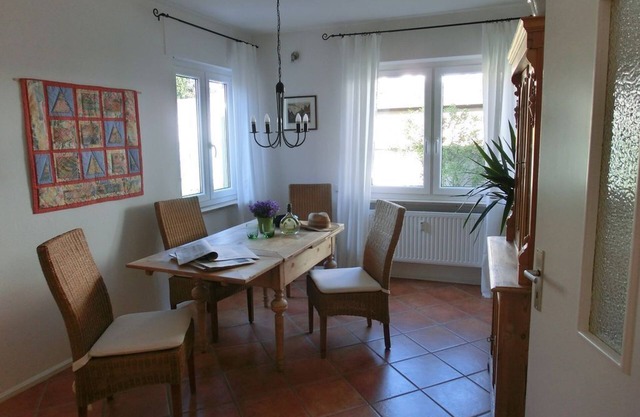 Moderne, amoureusement meublé appartement de rez-de-chaussée de 3 pièces avec de bonnes liaisons de transport