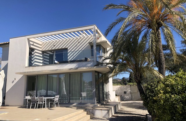 Moderne Villa mit Meerblick und Schönem Garten