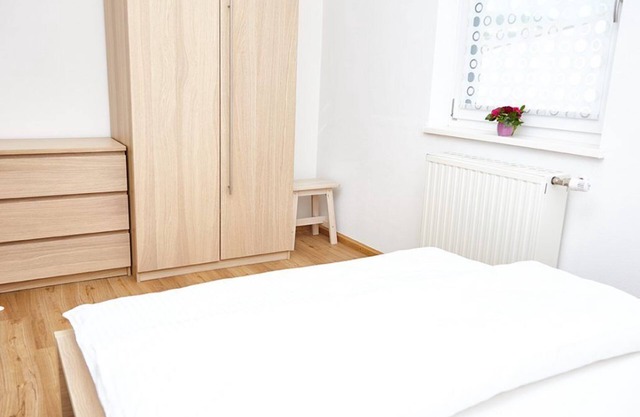 Appartement moderne de 48 m² avec balcon à la française, connexion Wi-Fi gratuite et kitchenette entièrement équipée