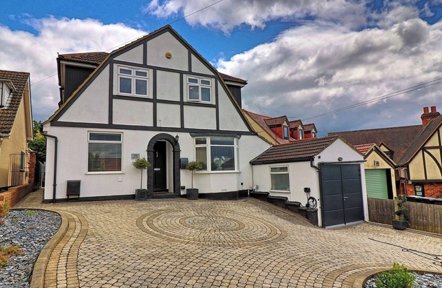 Modernised Luxury Family Home in Theydon Bois