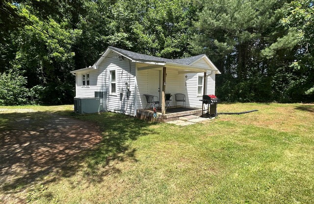 Modest comfortable home in Downtown Yadkinville