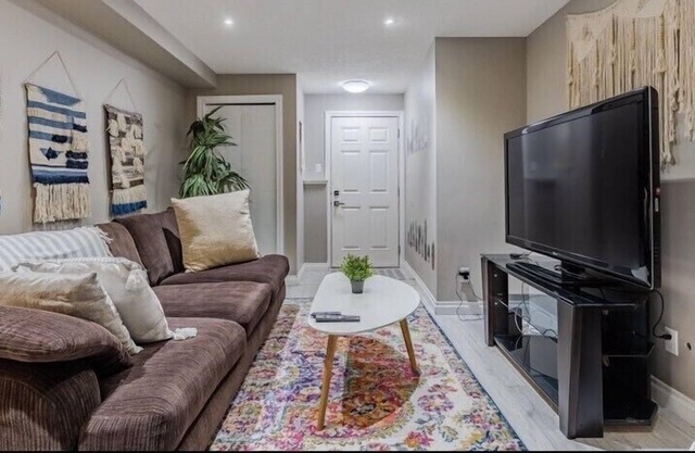 Modest & Peaceful Home-Stay ~ 55 “ TV Free Wifi