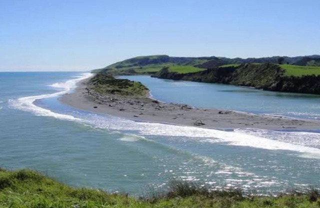 MOKAU 'Number One' Bach situated 5 minutes drive from Mokau 1 Briscoe st Awakino