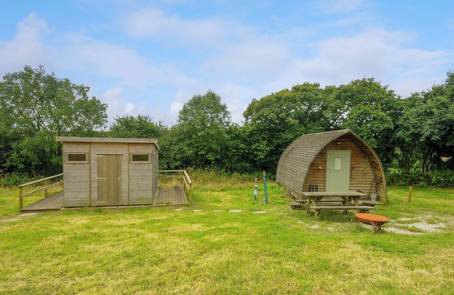 MOLE HOLE @ PENBUGLE ORGANIC FARM, pet friendly in Duloe