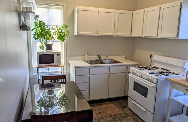 Moline 1 BR Near TaxSlayer and Downtown
