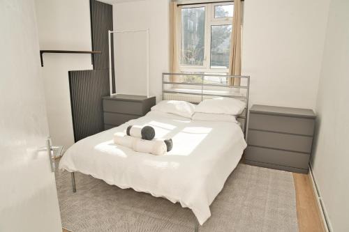 Moments Made Here, Cosy 4-Bed Swiss Cottage, Perfect for 10, Free WiFi