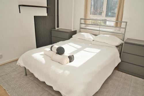 Moments Made Here, Elegant 4-Bed Swiss Cottage, Perfect for 10, Free WiFi