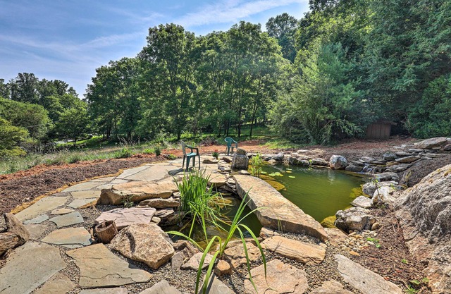 NEW! 'Momma Rhodes' Cozy Home Near Blue Ridge Pkwy