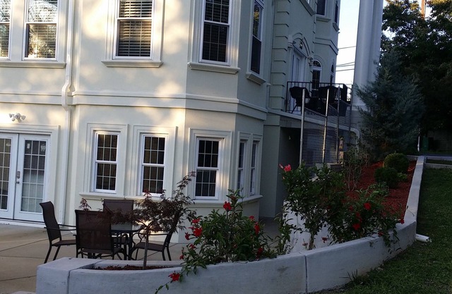 Mona's-luxurious 810-SF 2 Bedrooms, 2 full Baths, Beautiful & Bright Apartment.