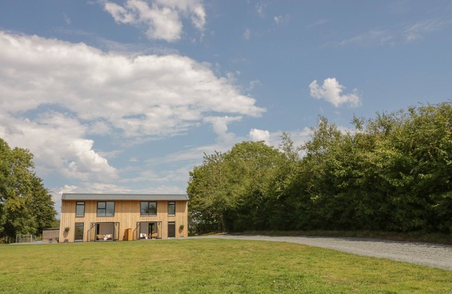 MONARCH'S BARN, pet friendly, with a garden in Droitwich Spa
