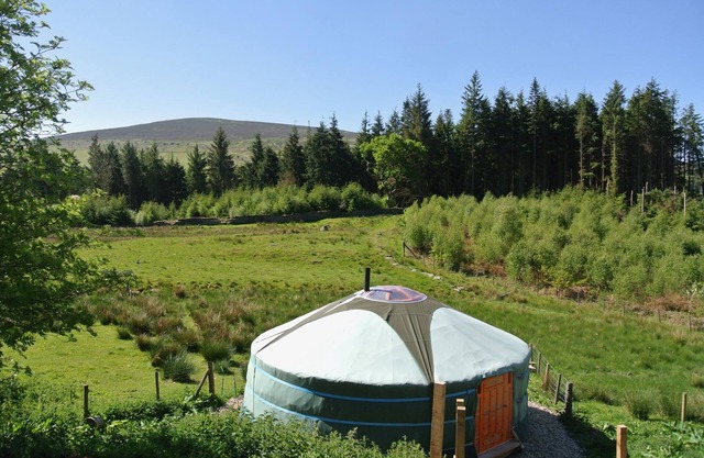 Yourte mongole avec cabane en rondins cuisine / salle de bains dans les montagnes Berwyn, au nord du Pays de Galles