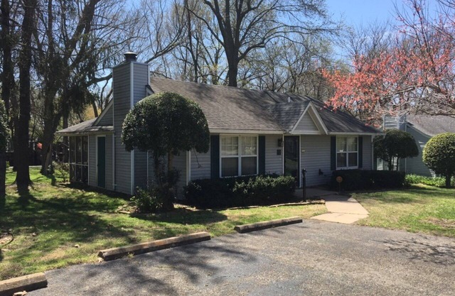 Monkey Island, Grand Lake Cottage w/ pool & day boat dock