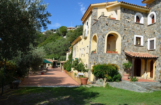 STUDIOS à environ 200 mètres de la mer dans une maison de « 700