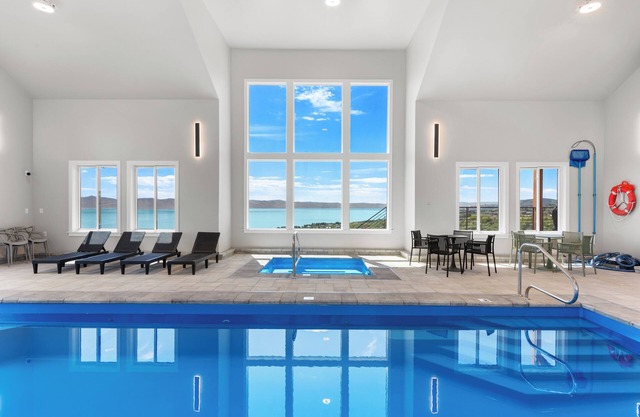 Monster Mansion, Pool-Sports Court-Theater Sleeps 83