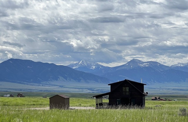 Charmante cabane dans les contreforts de la montagne de la racine de tabac