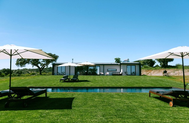 MONTE DA FIFAS Countryside house with a pool and a magnificent view over the dam