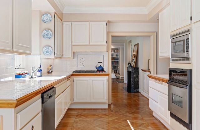 Montecito Garden Estate - walk to Beach, Hiking Trails, Shops & Restaurants