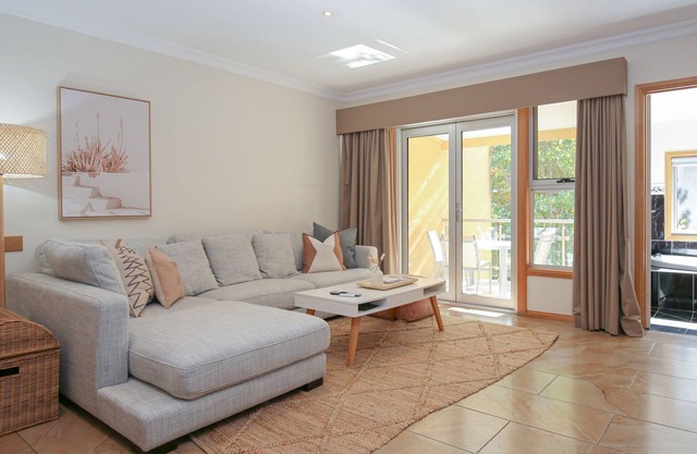 MONTEREY - relaxed living for couples in Bright