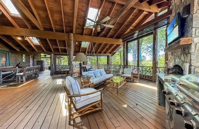 Montevideo | Spectacular Family Retreat With Covered Deck & Outdoor Fireplace