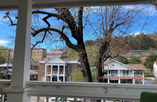 Monthly Bathhouse Row Apartment: 1 Month for the Price of 1 Week!