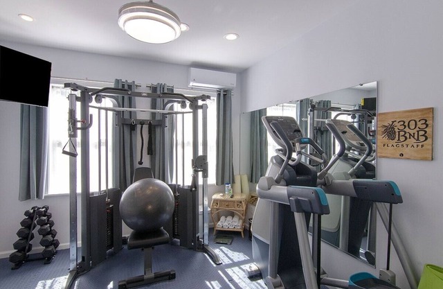 Monthly Rooms / Rent Jan. 2 possible February- 0.6 Mile to hospital Rooms @ BnB