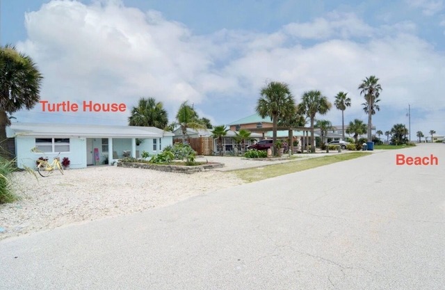 Monthly specials !!Steps from the beach - PET FRIENDLY!