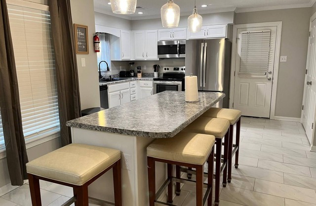 MONTHLY STAYS- 4 BR+ Extra Space Beds- Retreat w/Private Pool