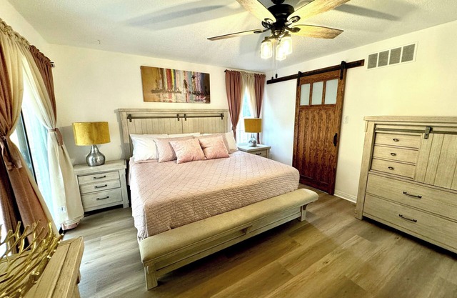 Marvelous and Spacious Southern Palace with Plenty of Beds