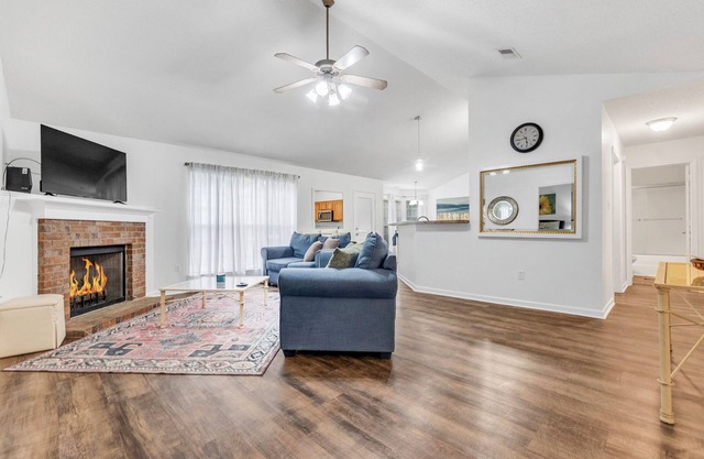 Close to Everything , 4BR 2BA in a Quiet Neighborhood