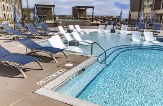 Luxe Des Peres Suite with Complimentary Starbucks Onsite!!!