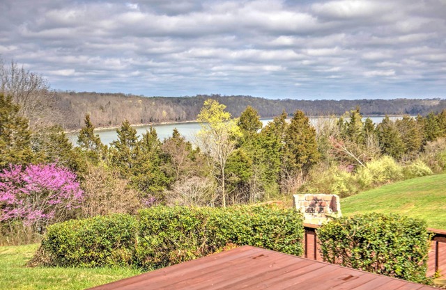 Monticello Home sur 2+ acres avec vue sur le lac Cumberland