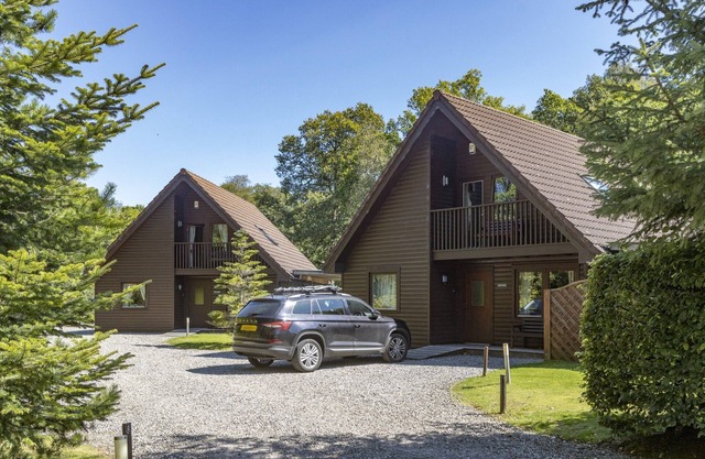 Montrose Lodge with private hot tub & sauna
