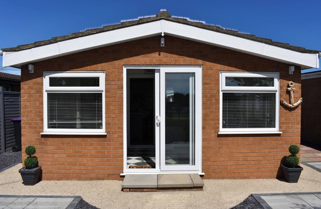 MONTY'S RETREAT, pet friendly, with a garden in Anderby Creek