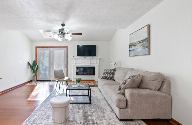 Stylish 2-Bed, 2.5-Bath Townhouse – Your Perfect Long-Stay Choice
