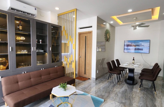 Moon's house/6 beds/10 persons/2,5 baths/full house/near Airport/BBQ rooftop